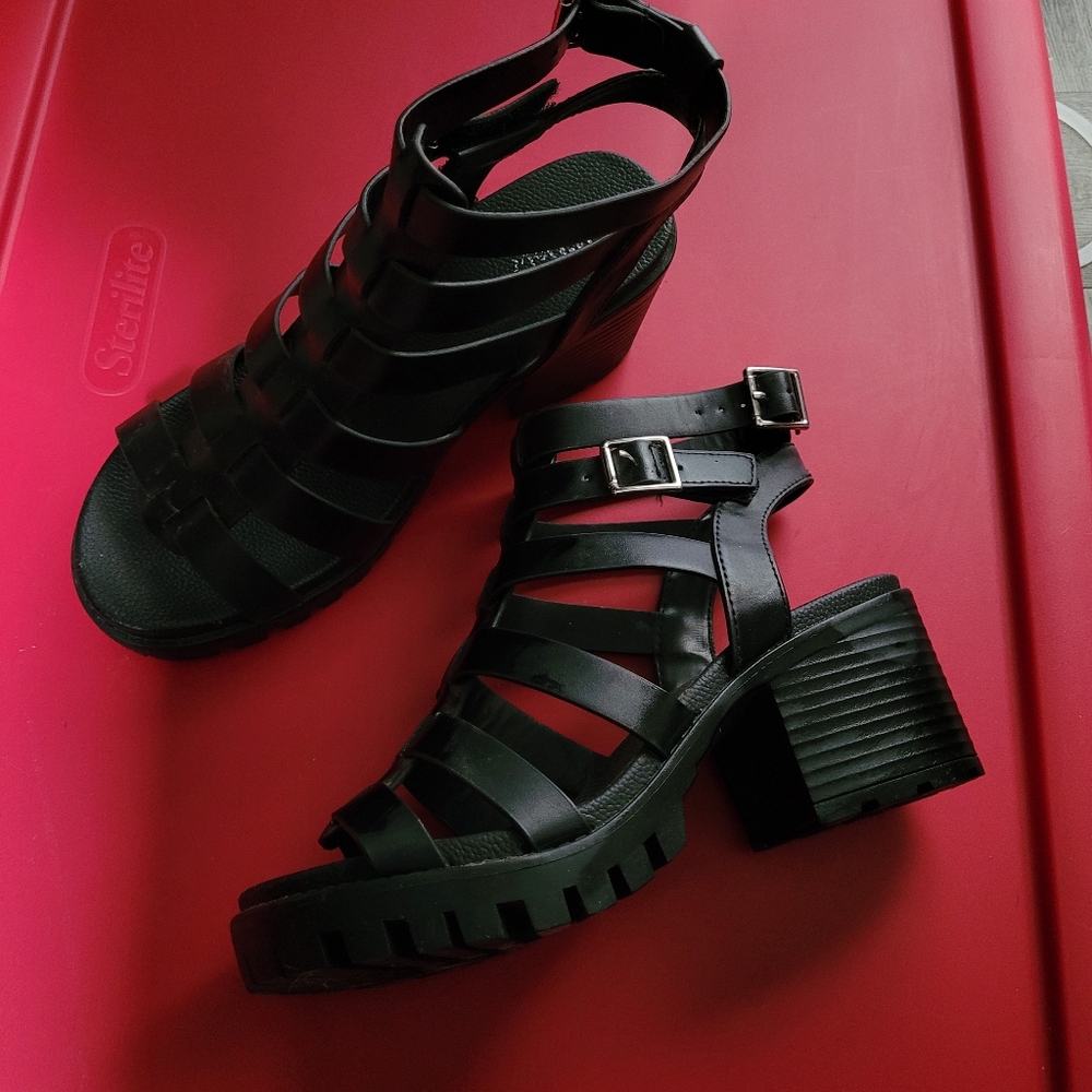 Y-not Gladiator Sandals